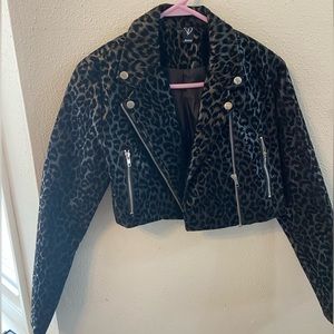 Cropped leopard print jacket.